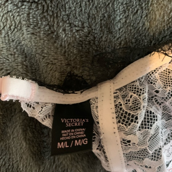 Victoria’s Secret lace garter belt NWOT - Picture 4 of 5